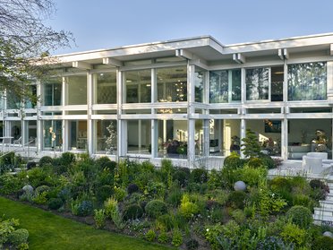 Architektenhaus von HUF mit Glasfassade und schönem Garten