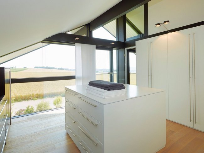 Helles Schlafzimmer in einem Architektenhaus mit schöner Aussicht