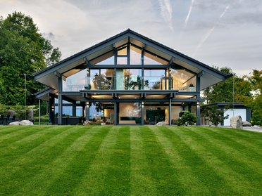 Architektenhaus mit großzügigen Glasflächen und offenem Wohnraum