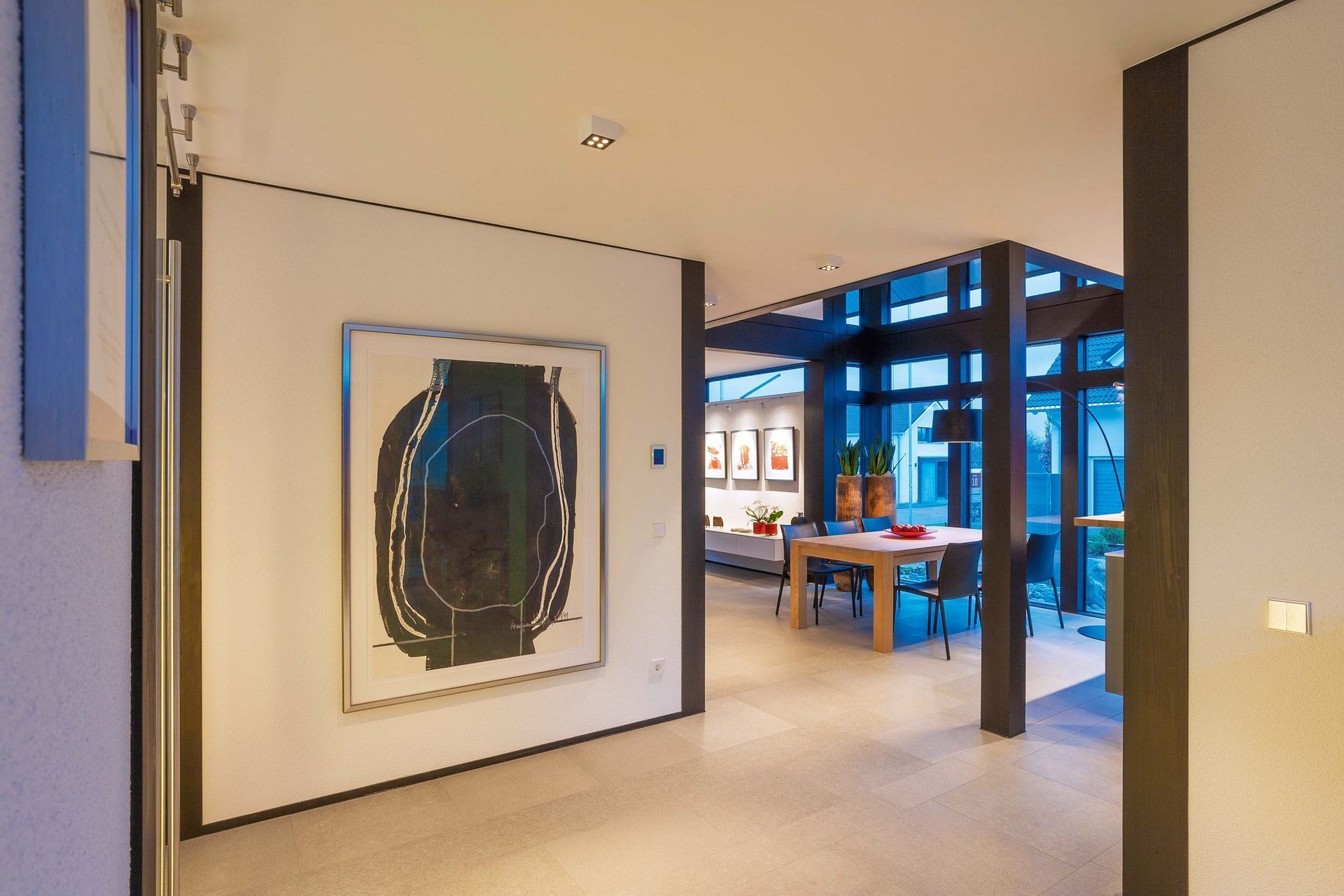 Heller Flur mit moderner Kunst und Essbereich in einem modernen Zuhause