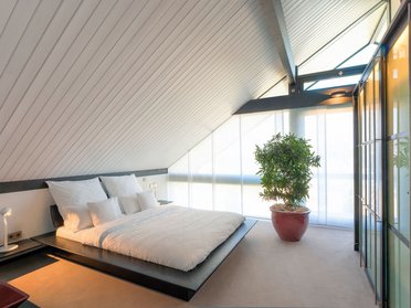 HUF Musterhaus Koblenz ebenholz 10 Ein stilvolles Schlafzimmer im Dachgeschoss mit minimalistischer Einrichtung