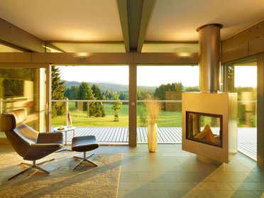 Exklusives HUF HAUS mit Glasfront und Kamin Elegantes Innenraumdesign mit moderner Architektur und schöner Aussicht
