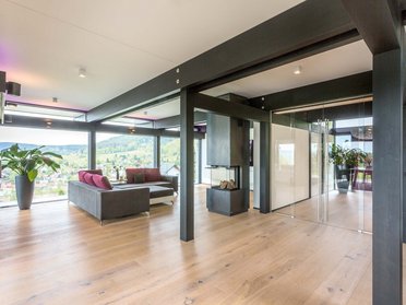 Offene Wohnräume mit Licht und zeitlosem Design im HUF Haus
