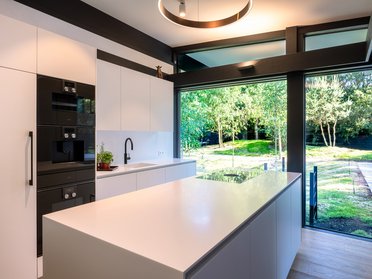 Moderne HUF Bungalow Küche mit Gartenblick Helle, moderne Küche in einem HUF Bungalow mit Sicht auf den Garten