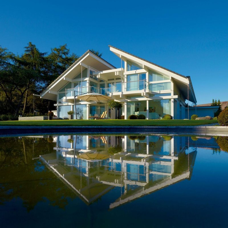 Modernes Architektenhaus im Einklang mit der Natur Wunderschöner Garten mit reflektierendem Wasser