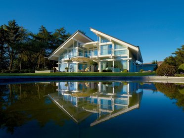 Wunderschöner Garten mit reflektierendem Wasser
