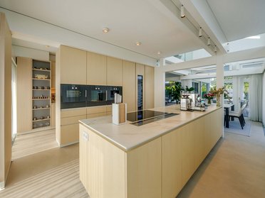 Helle und geräumige Küche mit minimalistischer Ausstattung und viel Licht