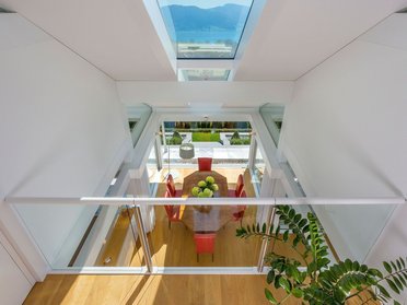 Innenansicht eines Hauses mit Blick auf Landschaft und See