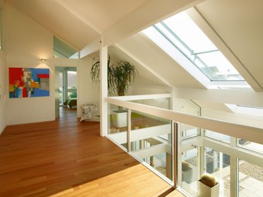 HUF HAUS ART 4 Fachwerkhaus Innenansicht Moderne Innenarchitektur mit Holz und Glas in einem Fachwerkhaus