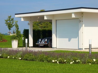 Fachwerkhaus HUF HAUS ART 4 mit Carport Moderne Architektur eines Fachwerkhauses mit Carport und Garten.