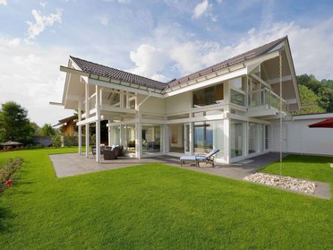 Elegantes HUF Haus mit zeitloser Architektur Modernes Architektenhaus voller Licht und Eleganz in der Natur