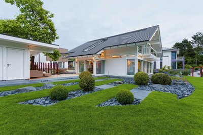 HUF Musterhaus Frankfurt weiss 4 Haus mit flachem Dach und gepflegtem Garten mit Strukturen