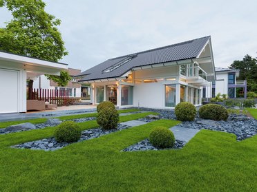 Haus mit flachem Dach und gepflegtem Garten mit Strukturen