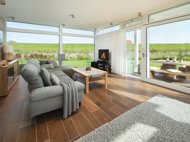 Innenansicht eines modernen Familienhauses mit Wohnzimmer und Aussicht