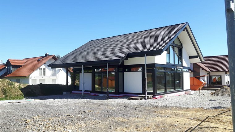 Neues Einfamilienhaus mit Glasfront und Dachneigung