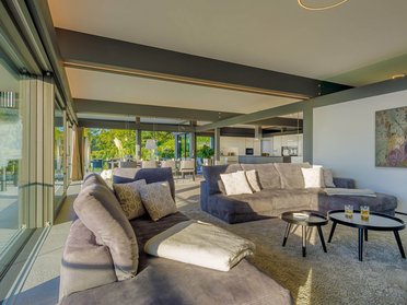 Moderne Innenansicht eines HUF HAUS mit großzügiger Raumgestaltung