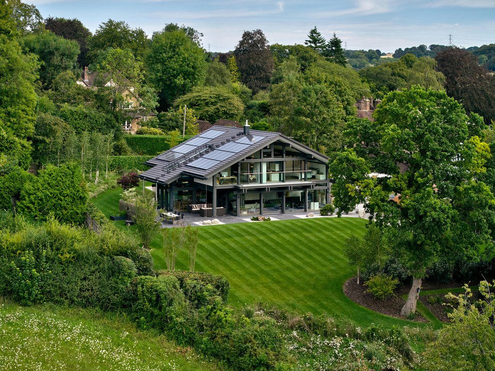 Architektenhaus in Fachwerkbauweise mit Garten und Solaranlage.