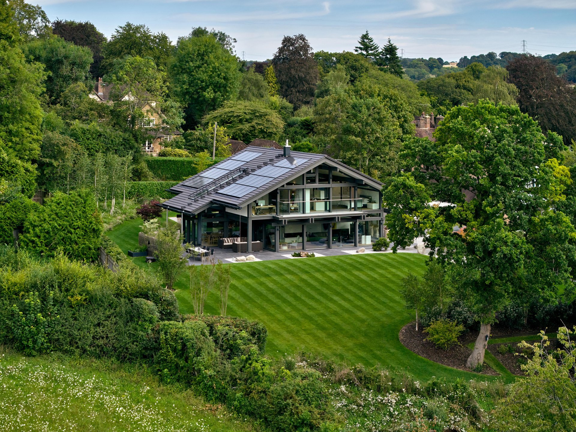 Architektenhaus in Fachwerkbauweise mit Garten und Solaranlage.