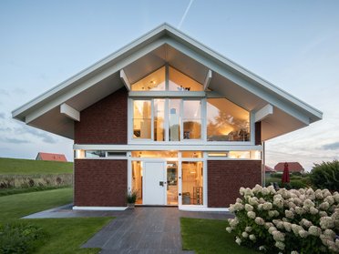 Familienhaus mit großen Fenstern und moderner Architektur
