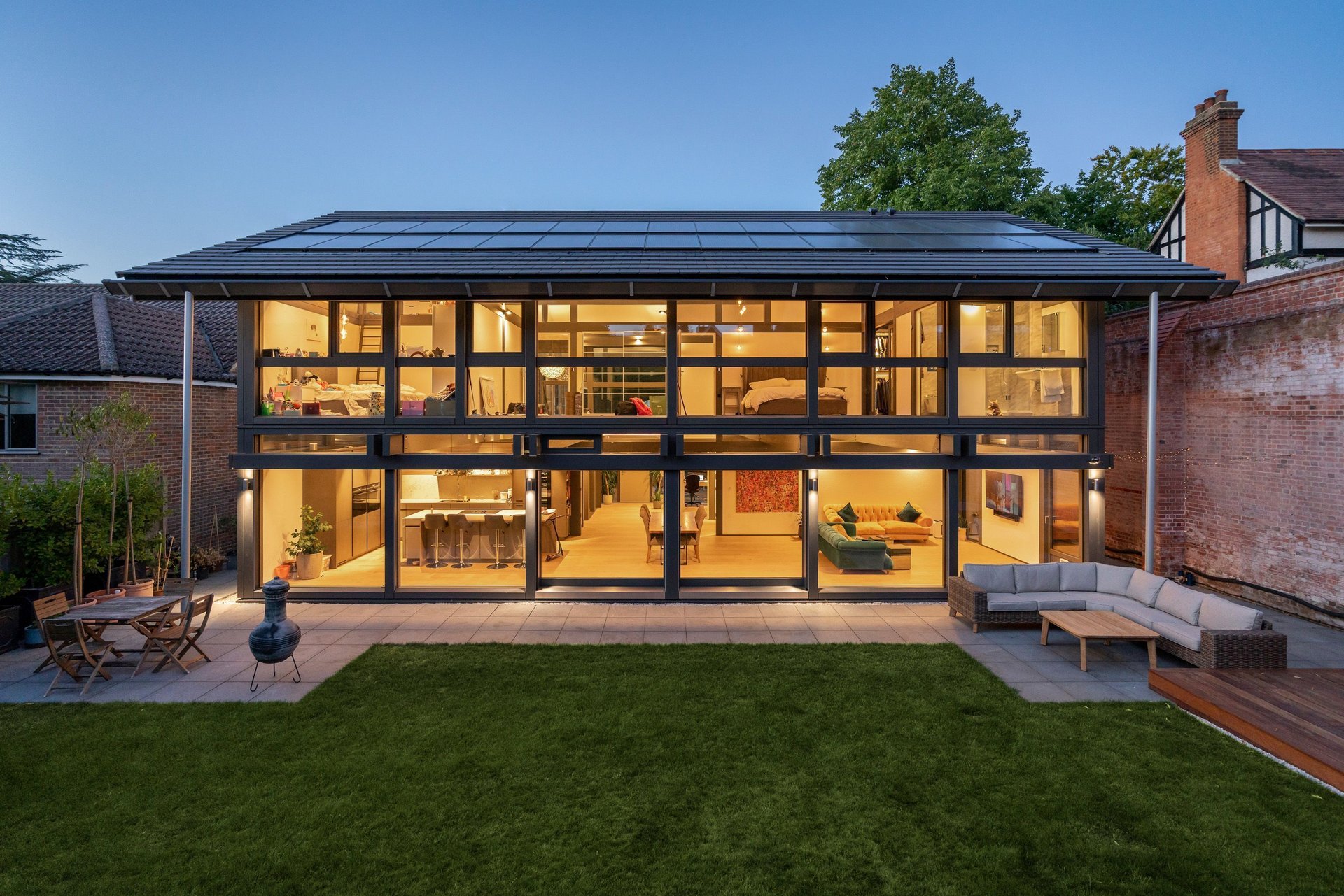HUF Haus zeigt modernes Design mit großzügigem Wohnraum und Garten