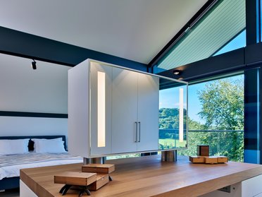 Innenansicht eines HUF Hauses mit großzügigen Glasflächen und modernem Design