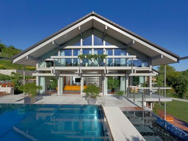 Moderne Fachwerkarchitektur mit Pool und eleganter Ausstattung