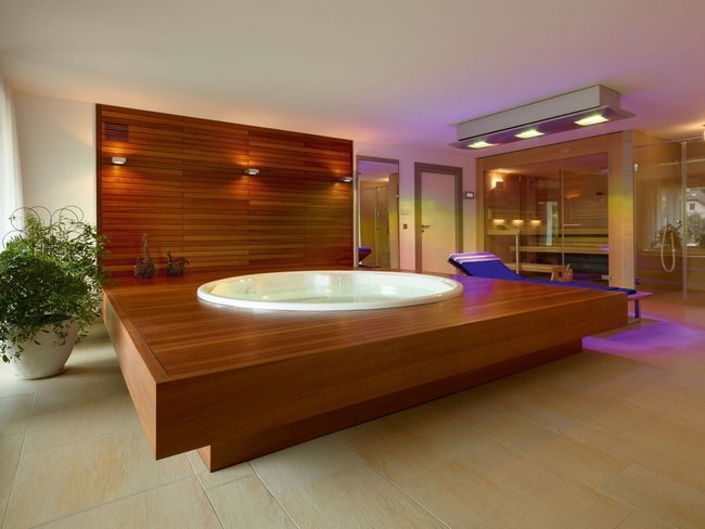 Modernes Badezimmer mit Holz und Glas, ein elegantes Spa-Ambiente