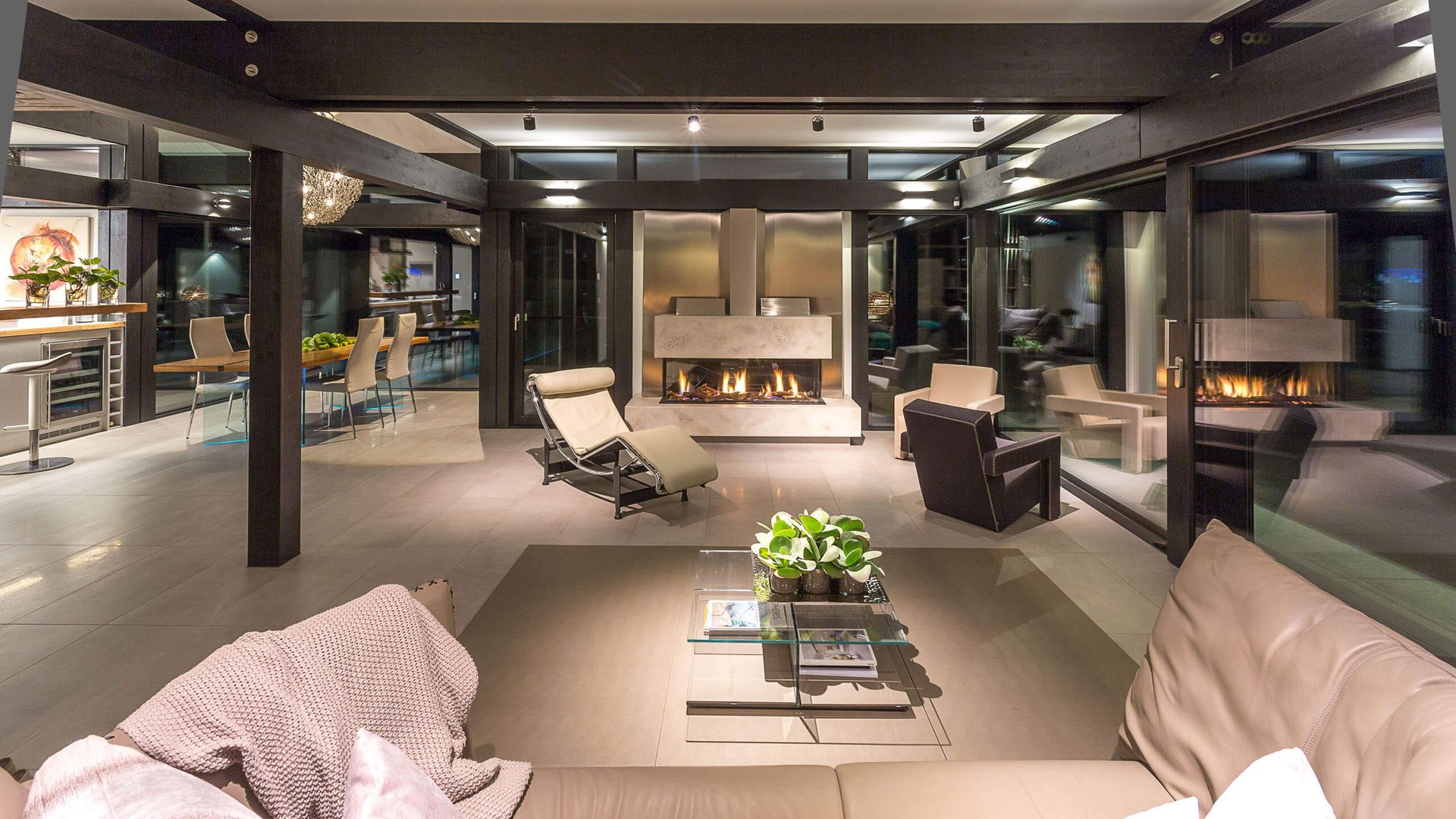 Geräumiges Wohnzimmer mit Kamin und eleganter Einrichtung