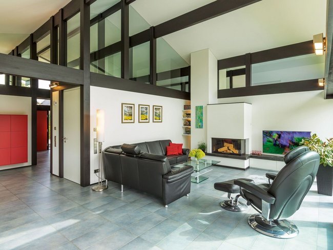 Vielseitiger Wohnraum eines HUF HAUS Bungalows mit modernen Möbeln