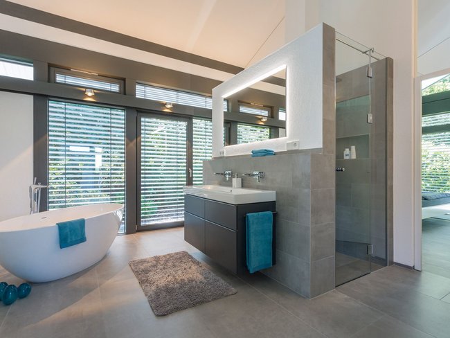 Elegantes Badezimmer mit Badewanne, Dusche und modernen Elementen