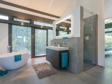 Elegantes Badezimmer mit Badewanne, Dusche und modernen Elementen