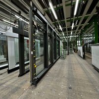 Blick auf eine nicht fertige Glasfassade in einer Fabrik