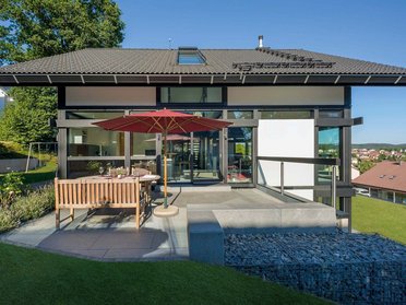 HUF Haus kombiniert Offenheit, Licht und zeitloses Design in schöner Umgebung.