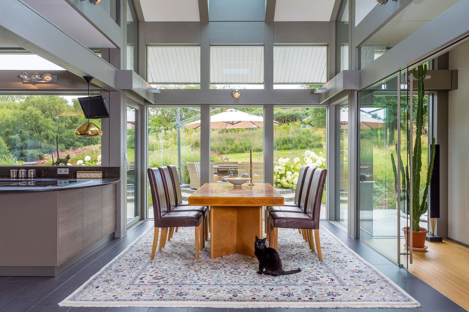 Modernes Designhaus mit Essbereich und schönem Garten