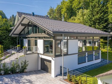 Architektenhaus mit großen Fenstern und schönem Außenbereich