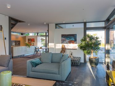 Modernes Wohnzimmer mit hellen Akzenten und Pflanzen Ansprechendes Design mit Möbeln, Kunstwerken und Tageslicht