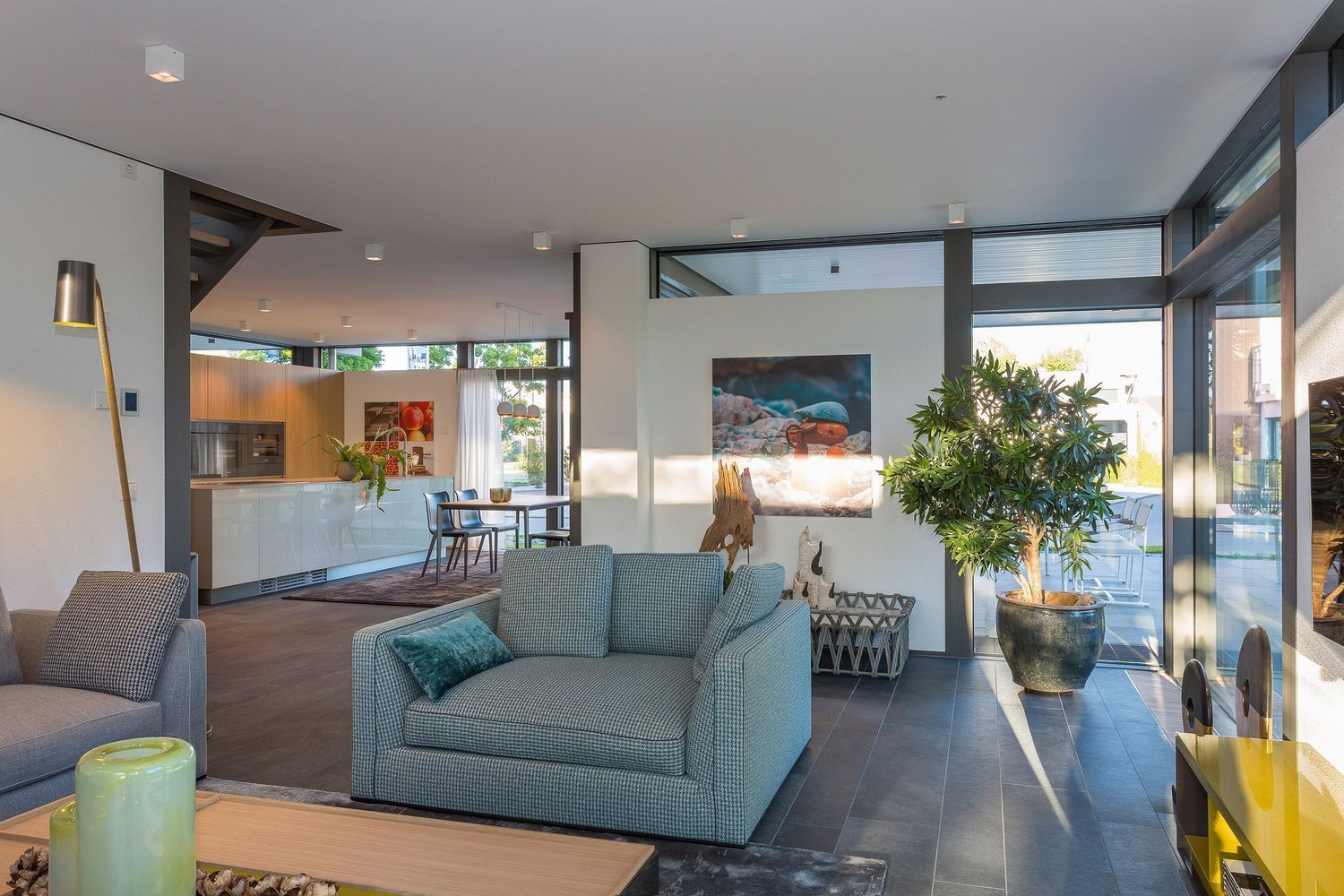Ansprechendes Design mit Möbeln, Kunstwerken und Tageslicht
