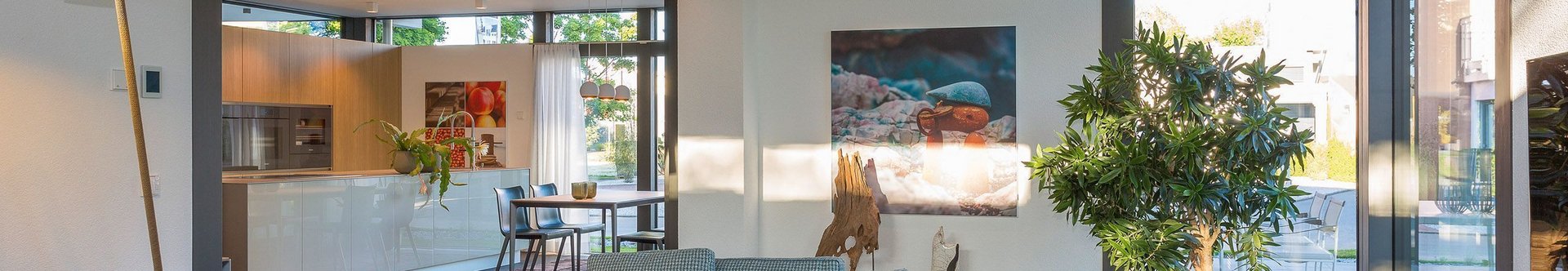 Ansprechendes Design mit Möbeln, Kunstwerken und Tageslicht
