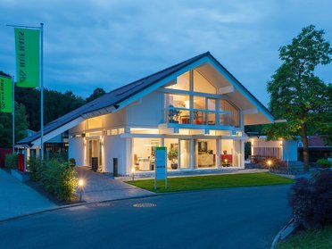 Architektur eines modernen Wohnhauses mit großen Fenstern und Garten