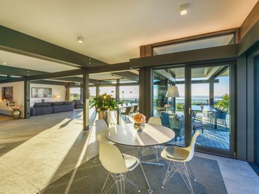 Lichtdurchfluteter Wohnraum im HUF HAUS mit Flachdach und schöner Aussicht