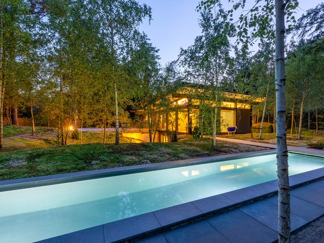 Modernes HUF Bungalow mit Pool im Traumhaus-Stil HUF Bungalow in der Natur mit modernem Design und Pool