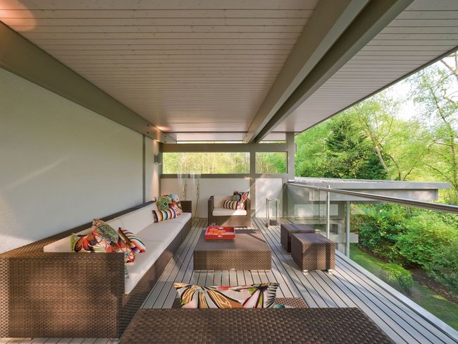 Modernes Traumhaus mit Flachdach und klaren Linien Exklusiver Wohnraum mit stilvollen Möbeln und Naturblick