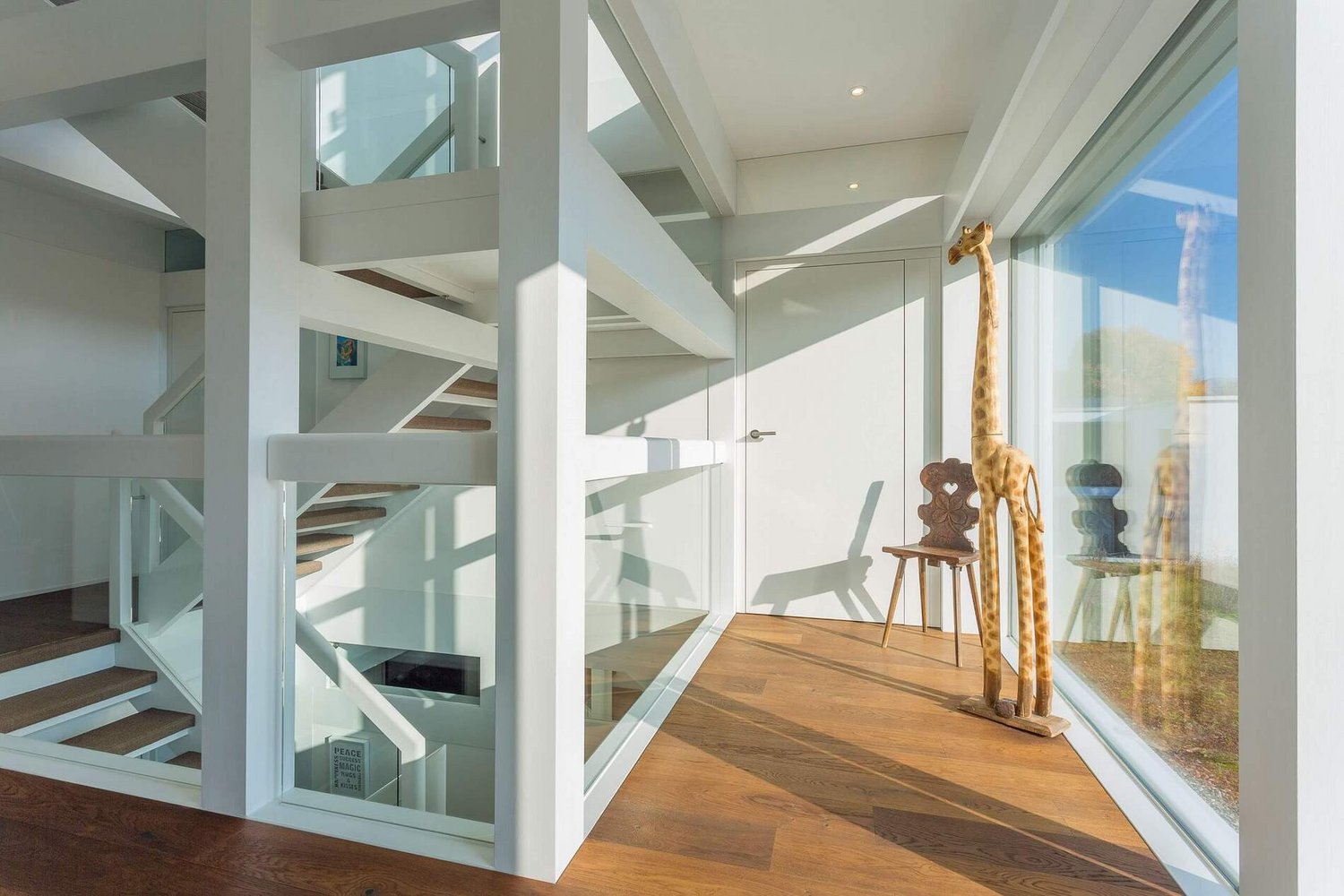 Innenansicht eines modernen Hauses mit eleganter Treppe und Dekoration