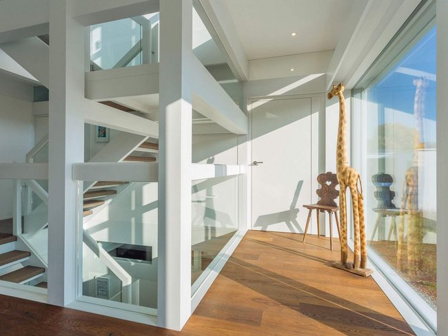Innenansicht eines modernen Hauses mit eleganter Treppe und Dekoration