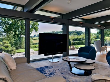 Helles Wohnambiente in einem modernen HUF Haus mit Blick auf die Natur