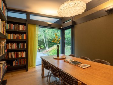 Modernes HUF Bungalow mit stilvollem Essbereich Esszimmer im modernen HUF Bungalow mit Aussicht ins Grüne
