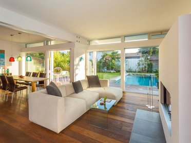 Heller Wohnraum mit moderner Ausstattung und Zugang zum Garten