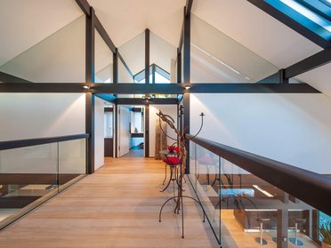 Helle, offene Raumgestaltung mit Holz und Glas im modernen Stil