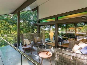 Stilvolles und elegantes Möbelarrangement auf einer Terrasse