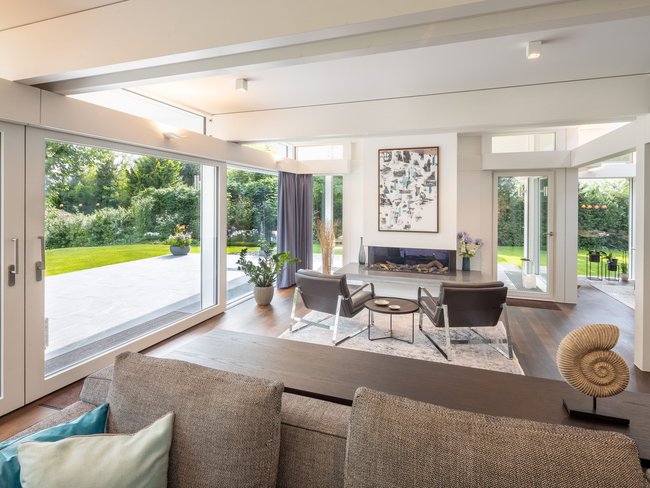 Stilvolles Wohnzimmer mit Blick ins Grüne und modernem Design